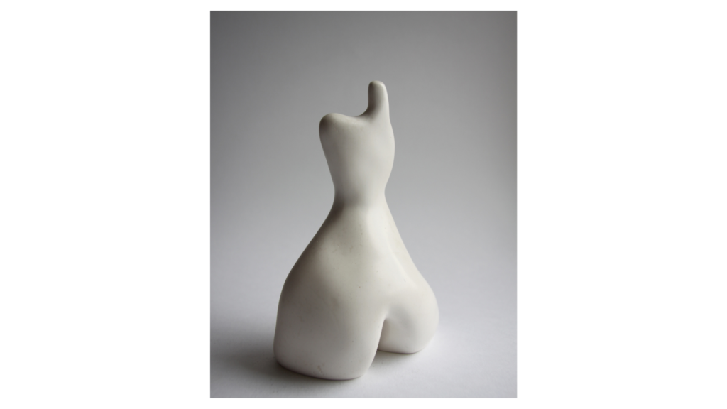 Sculpture d'une femme puissante et forte, argile blanche