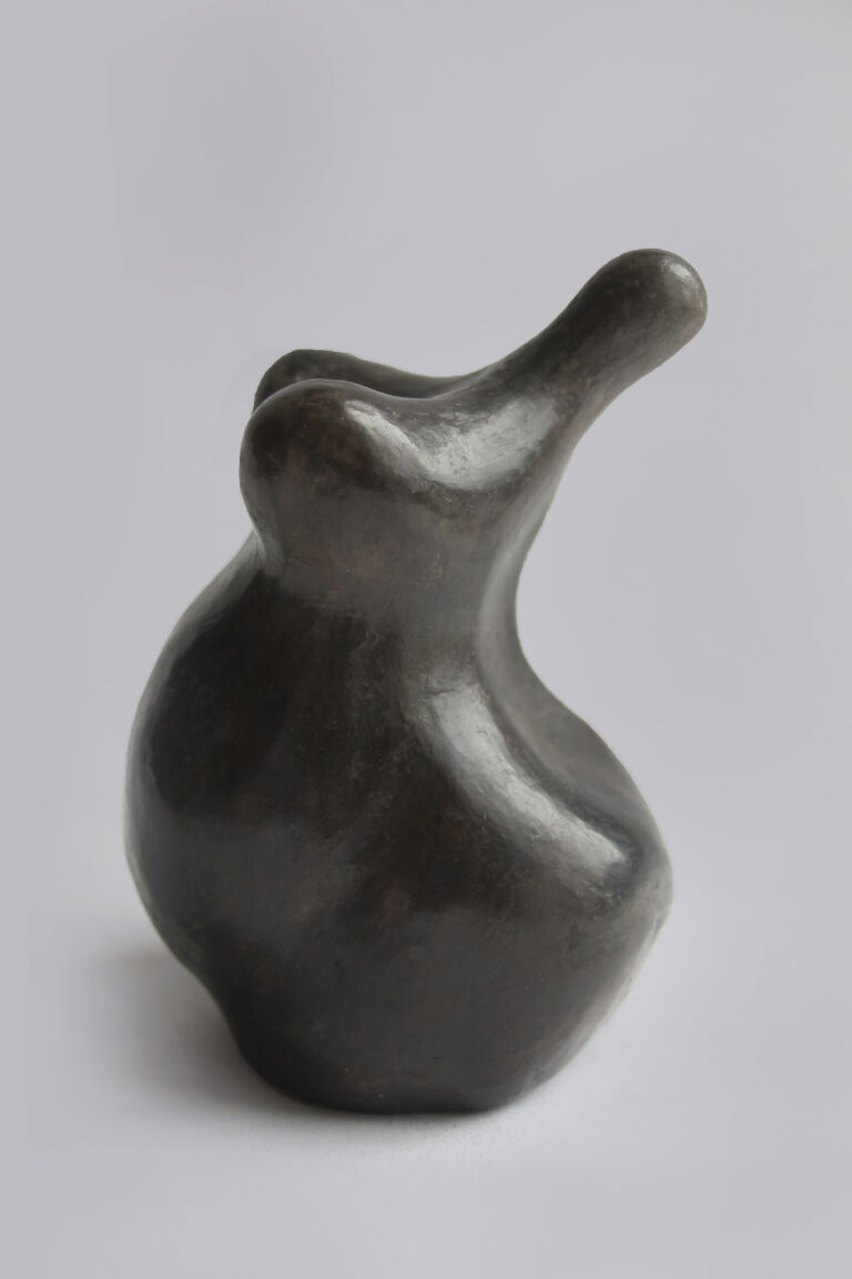 statuette de buste de femme enceinte : une oeuvre d'art évoquant la maternité épanouie