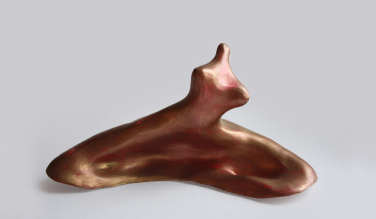 Sculpture Le Bel Élan de Catherine Chavigny, forme dorée fluide et ascendante exprimant un élan de vie et d’expansion