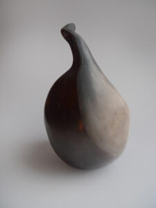 Sculpture en terre cuite patinée évoquant une graine en germination