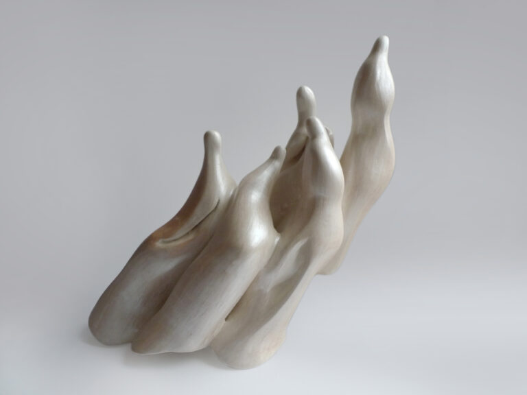 sculpture en argile banche représentant 5 éléments comme les membres d'une famille