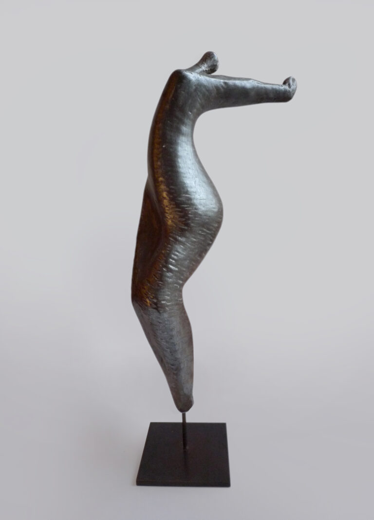 sculpture effet métal patiné noir, La victorieuse se veut une ode à la puissance de