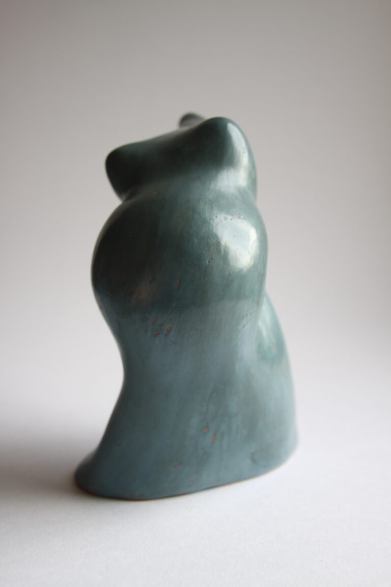 sculpture ode à la grossesse, à l'attente de l'enfant. En terre cuite engobée bleue