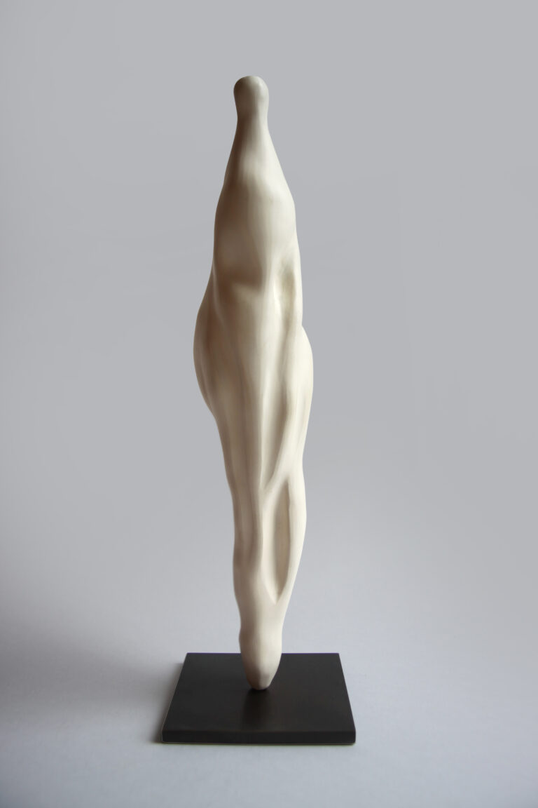 Sculpture Instant suspendu de Catherine Chavigny, silhouette blanche élancée