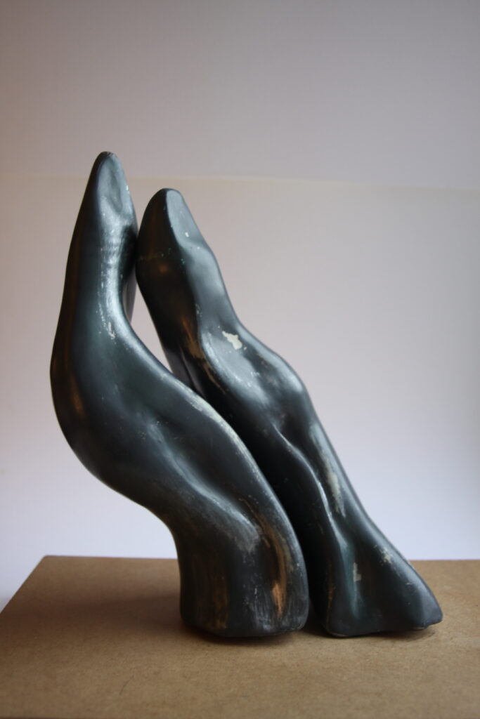 Sculpture en argile, de couleur gris bleuté : la valse